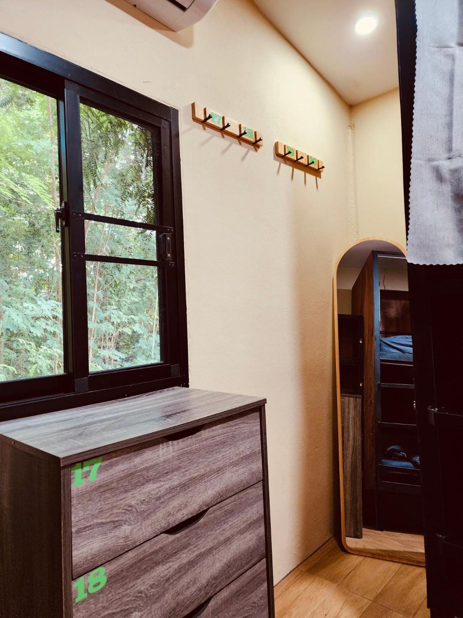 The 10 Club Hostel Thong Sala Bagian luar foto