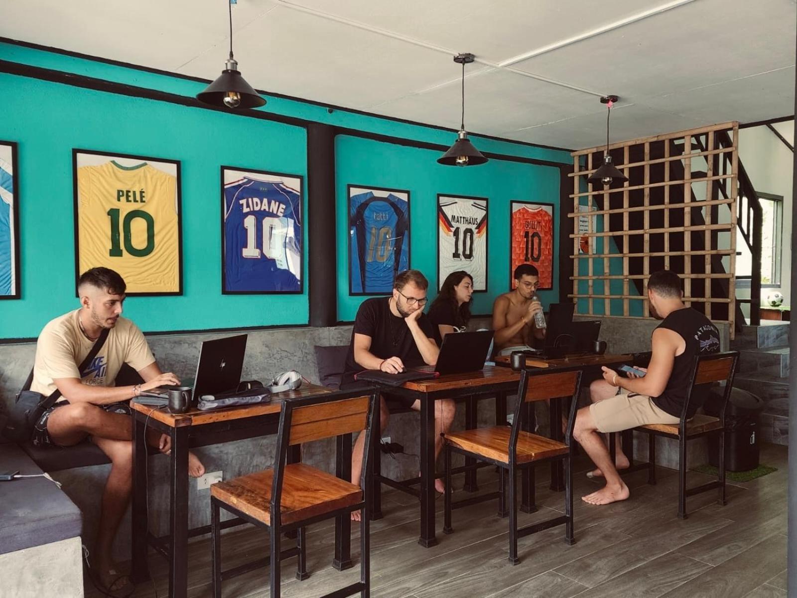 The 10 Club Hostel Thong Sala Bagian luar foto